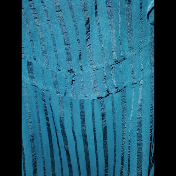 [6X] Torrid Emerald Green Ruffled Cold Shoulder Blouse - Picture 4 of 7